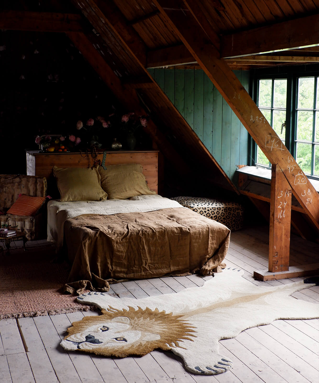Moody Lion Rug XL