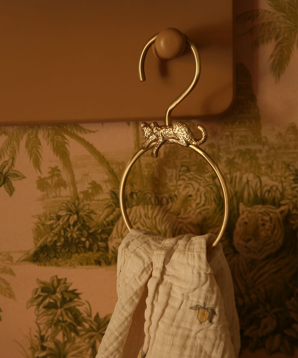 jenna-round-leopard-hanger-doing-goods