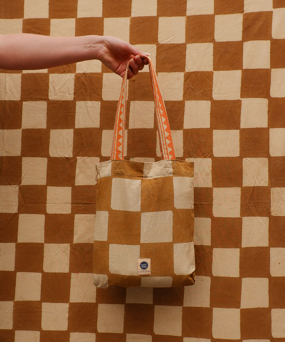 plaid-checkmate-single-dans-un-sac-fourre-tout-doing-goods